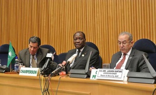 Le Conseil de paix et de sécurité (CPS) de l'Union africaine (UA) a réclamé samedi à Addis Abeba "la dissolution effective" de l'ex-junte au Mali, en dénonçant ses "interférences inacceptables" dans le processus de transition en cours.