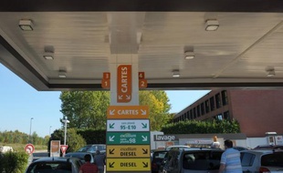 Le groupe pétrolier Total maintiendra sa contribution à la baisse des prix de l'essence à la pompe même après l'expiration du dispositif provisoire d'allègement des taxes mis en place par le gouvernement, a assuré jeudi son PDG Christophe de Margerie sur France Inter.