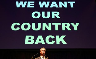 Le chef de l'UKIP Nigel Farage, partisan du Brexit, devant le slogan "Nous voulons reprendre notre pays", à Gateshead le 20 juin 2016