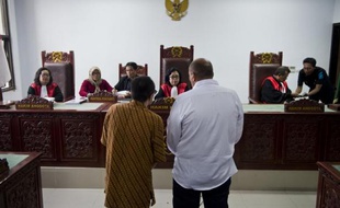 Le Français Serge Atlaoui (d) fait une déclaration au tribunal de Tangerang, le 1er avril 2015