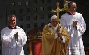 Le pape Benoît XVI célébre la messe à Béthléem, en Cisjordanie. Il est venu dans ce haut lieu saint en compagnie du président palestinien Mahmoud Abbas, mercredi 13 mai 2009
