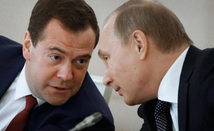 Le président russe Vladimir Poutine et le Premier ministre Dmitri Medvedev au Kremlin, à Moscou, le 24 décembre 2014