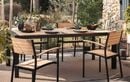 Besoin d’une grande table pour l’extérieur ? Ce modèle en teck et aluminium est à moitié prix chez Alinéa