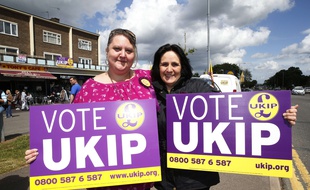 Deux sympathisantes de Ukip, le partie anti-européen arrivé en tête aux élections européennes britanniques, le 23 mai 2014 à South Ockendon.