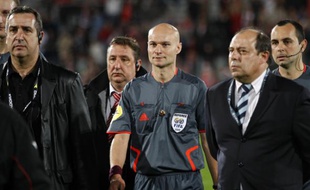 L'arbitre français Tony Chapron, quittant la pelouse du stade Nungesser sous escorte, le 13 mai 2009 lors de Valenciennes - Bordeaux