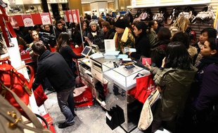 N’attendez pas les périodes de promotion pour repérer ce que vous voulez acheter. Commencez à rôder dans les magasins quelques jours à l’avance.