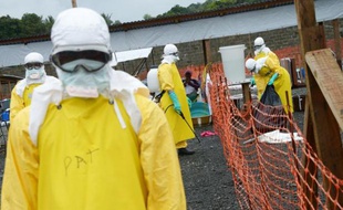 Du personnel médical, en combinaison de protection, à l'hôpital Elwa de Monrovia administré par Médecins sans Frontières, le 7 septembre 2014 au Liberia