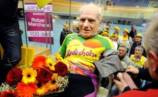 Robert Marchand est un vétéran d?exception, qui a relevé d'autres défis sportifs ces dernières 25 années. En 1998, à 87 ans, il a disputé la classique Paris-Roubaix avec les cyclos et le jour de ses 100 ans a accompli 23,2 km dans l'heure sur home-trainer.