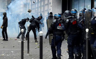 Les forces de l'ordre face à des jets de pierre lors de la manifestation contre la loi travail le 14 juin 2016 à Paris