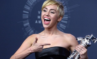 Miley Cyrus, le 24 août 2014, en Californie, pose avec son trophée remporté lors des Video Music Awards.