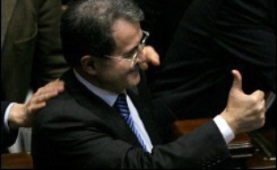 Le président du Conseil italien Romano Prodi a obtenu haut la main vendredi la confiance des députés, un vote qui met officiellement fin à la crise politique ouverte par la démission de son gouvernement dont le sort reste cependant toujours aussi incertain.