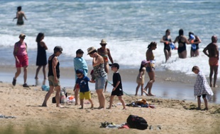 Pourra-t-on se baigner sans risque de contracter le Covid-19 sur les plages?