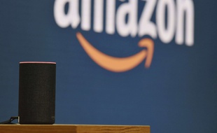 L'enceinte connectée Echo d'Amazon.