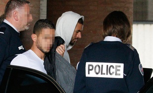 Karim Benzema à sa sortie du palais de justice de Versailles, le 5 novembre 2015.
