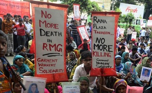 Des milliers d'ouvriers du textile au Bangladesh ont bloqué des routes et attaqué des usines en dehors de la capitale Dacca samedi, exigeant un salaire mensuel minimum équivalant à 100 dollars américains.