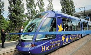 Les couleurs européennes, représentées jeudi sur cette rame de la ligne E, devraient concerner d'autres lignes.