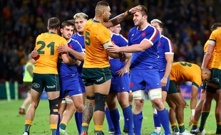 Anthony Jelonch et le XV de France, après une nouvelle défaite encourageante face à l'Australie, le 17 juillet 2021 à Brisbane.