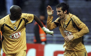 Johan Micoud (à d.) avec Alou Diarra lors de son deuxième passage aux Girondins de Bordeaux, le 20 avril 2008.