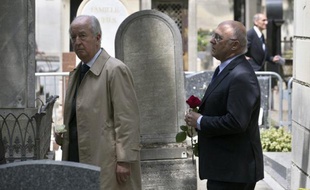 De nombreuses personnalités de gauche et de droite, dont Michel Rocard, Edouard Balladur, Jean-Louis Debré, Jean-Louis Borloo, ont rendu lundi à Paris un dernier hommage au juriste Guy Carcassonne, décédé à l'âge de 62 ans d'une hémorragie cérébrale le 27 mai dernier, lors d'un voyage en Russie.