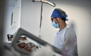 Illustration d'un soignant en réanimation à l'hôpital Pellegrin de Bordeaux.