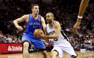 Tony Parker à la lutte avec Nick Collison, lors de la finale de conférence Ouest entre l'Oklahoma City et San Antonio, le 19 mai 2014.