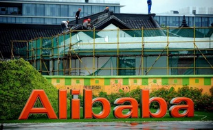 Des ouvriers réparent un bâtiment de la maison mère du groupe chinois Alibaba à Hangzhou, le 15 septembre 2014