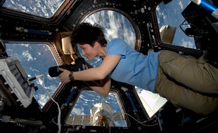 L'astronaute Samantha Cristoforetti dans la coupole de l'ISS.