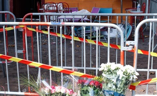 Des fleurs ont été déposées devant le bar Au Cuba Libre, à Rouen, où 13 jeunes ont péri dans un incendie, le 6 août 2016.