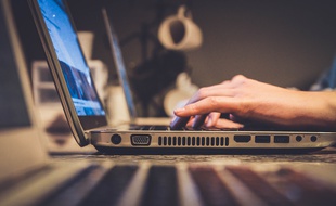 Avec le « Digital Services Act », la nouvelle législation européenne imposera à toutes les plateformes « le devoir de coopérer » pour retirer les contenus haineux.