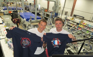 Stéphane Desseaux (à gauche) et Oliviier Vasseur, gérants de PubOS, avec des tee-shirts souvenirs de la coupe du monde de football 2019.