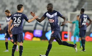 Les Girondins Guilbert et Yambéré fêtent le but de la victoire lors du match contre Guingamp, joué le 6 décembre 2015.
