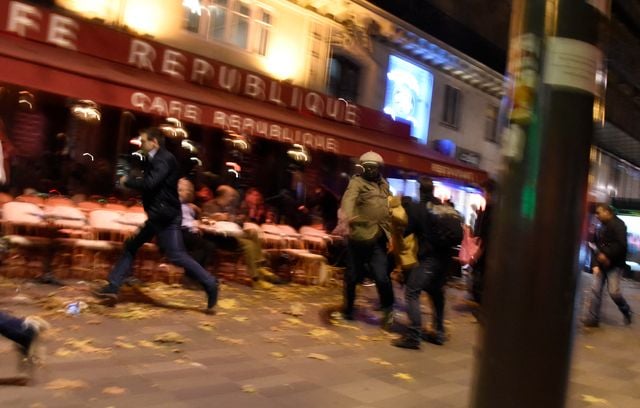 Les parisiens ont quitté les terrasses de café comme ici place de la République en entendant les détonations aux alentours alors que des terroristes attaquent les terrasses du quartier le soir du 13 novembre 2015