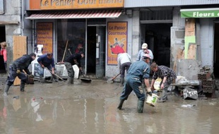 Les villages de Haute-Garonne ravagés cette semaine par les crues pansent leurs plaies mais près de 30 maisons de Saint-Béat sont interdites d'accès en raison de risques d'effondrement, a-t-on appris samedi à la mairie.