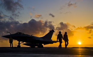 The aircraft carrier Charles de Gaulle, in the Mediterranean which is part of the Toulon naval base to lead the mission "Arromanches" will head to the Middle East before joining the northern Indian Ocean that will necessarily be involved in the 'Shamal operation, ie the name of the French participation in the Islamic anti-government coalition (EI or Daesh).
Here sunset on the flight deck of the aircraft, aircraft parked his technician are working. Here Aircraft Rafale.
Toulon, France 13/01/2015
Credit : Lilian Auffret / Sipa/AUFFRET_1123.094/Credit:LILIAN AUFFRET/SIPA/1501171150