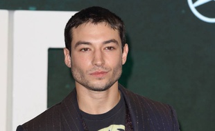 L'acteur Ezra Miller ne regrette pas con coming-out.