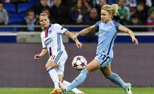L'attaquante de l'Olympique lyonnais Eugénie Le Sommer déborde la milieu de terrain de Manchester City Isobel Christiansen lors de la demi-finale retour de Ligue des champions, le 29 avril 2017 au Parc OL.