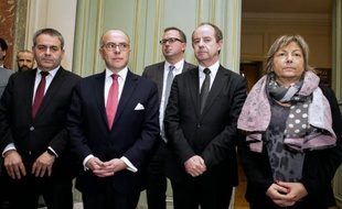 (De g à d) le président de la région Nord-pas-de-Calais-Picardie Xavier Bertrand, le ministre de l'Intérieur Bernard Cazeneuve, celui de la Justice, Jean-Jacques Urvoas, et la maire de Calais Natacha Bouchart au ministère de l'Intérieur à Paris, le 3 février 2016