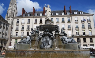 La statue Amphitrite, au sommet de la fontaine de la place Royale.