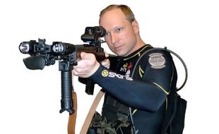Anders Behring Breivik, le principal suspect du massacre d'Oslo, s'est mis en scène dans une vidéo-manifeste postée sur YouTube la veille des faits, le 23 juillet 2011.