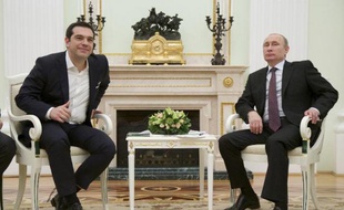 Le président russe Vladimir Poutine (d) et le Premier ministre grec Alexis Tsipras au Kremlin à Moscou le 8 avril 2015