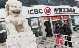 Deux banques chinoises se sont hissées en tête du classement des entreprises les plus puissantes du monde publié mercredi par le magazine américain Forbes, détrônant le groupe pétrolier américain ExxonMobil.