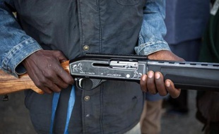 Un homme armé à Yola au Nigeria le 4 décembre 2014 vient de participer à une opération contre le groupe islamiste Boko Haram