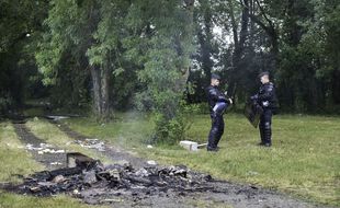 Des gendarmes aux abords du site de la rave party de Redon organisée le 18 juin 2021.
