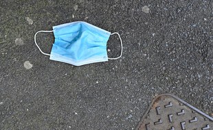 Un masque chirurgical jeté dans les rues de Rennes le 9 juin 2020.