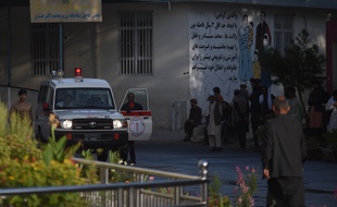 Une ambulance devant l'hôpital Wazir Akbar Khan après l'explosion qui a secoué Kaboul, le 3 septembre 2019.