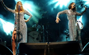 Le groupe Brigitte (Sylvie Hoarau et Aurelie Maggiori) sur scène en Suisse, septembre 2011.