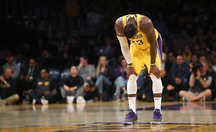 LeBron James abattu après la défaite des Lakers contre les Clippers le 4 avril 2019, qui compromet un peu plus les chances de qualifications pour les playoffs.