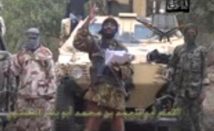 Capture d'écran faite le 5 mai 2014 d'une vidéo obtenue par l'AFP, montrant un homme qui affirme être le chef de Boko Haram, Abubakar Shekau