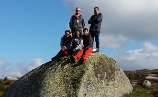 Jacques Moreau, ancien directeur de recherches du CNRS (2e rang à gauche), et quatre jeunes de banlieue: Youssef (2e rang à droite) et au premier rang Elisa, Nina, Arthur, le 27 avril 2016 à Les Salces, en Lozère, pour une marche préparatoire dans l'Aubrac