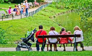 Famille sur un banc a cote une poussette au jardin des plantes du Mans 72 Pays de la Loire France 09 Aout 2014/Credit:GILE MICHEL/SIPA/1410061712